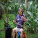 Un homme fit du violon traditionel chinois dans un parc.