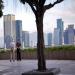 Deux personnes ges regardent les gratte-ciel de Shenzhen du haut d