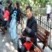 Un homme fit du violon traditionel chinois dans un parc.