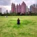 Une femme lit un livre dans un parc du centre de Shenzhen.