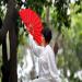 Une femme fait du Tai chi chuan avec un ventail.