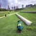 Une jardinire qui travaille pour les espaces verts de la ville de Shenzhen enlve les mauvaises herbes dans un parc du centre ville