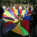 Des parents jouent avec leurs enfants dans un parc dans le centre de Shenzhen