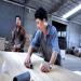 Un ouvrier corrige des imperfections sur des planches fabriques en bambou.