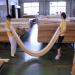 Deux ouvrires transportent des feuilles de bambou fabriques  partir de blocs de bambou compresss.