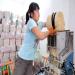 Une jeune ouvrire met sous plastique des baguettes jetables dans la province du Zhejiang. Certains producteurs de la rgion ont t accus d