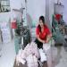 Une jeune ouvrire met sous plastique des baguettes jetables dans une petite exploitation dans la province du Zhejiang. Certains producteurs de la rgion ont t accus d