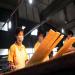 Des ouvrires vrifient sous la lumire du plancher fabriqu en bambou dans une grosse usine de bambou dans la province de Zhejiang.