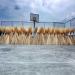 Des baguettes de bambou pour fabriquer des baguettes jetables schent sur un stade de basket-ball dans la province du Zhejiang.