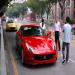 Un jeune chinois va essayer une ferrari chez un concessionnaire de voiture de luxe. L