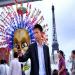 Un touriste chinois se photographie avec son tlphone portable dans un parc d