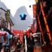 Des jeunes touristes se promnent dans les rues de Yangshuo, une destination trs en vogue envahie par le tourisme de masse.