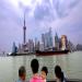 Un famille chinoise en vacances regarde le nouveau district de Pudong  Shanghai