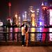 Un couple de touriste chinois contemple les lumires des gratte-ciel du nouveau district de Pudong  Shanghai