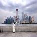 Un homme fait de la relaxation devant les gratte-ciel du nouveau district de Pudong  Shanghai.