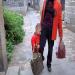 Un enfant habill en costume traditionnel chinois porte le sac Louis Vuitton de sa mre. Les chinois raffolent des marques de luxe trangres.