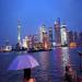 Un touriste chinois se fait prendre en photo en extase devant les lumires des gratte-ciel du nouveau district de Pudong  Shanghai