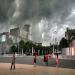 Un centre commerciale illumine une rue de Shenzhen pendant un orage de mousson.