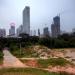 Terrain vague jouxtant un nouveau quartier de Shenzhen en construction. 