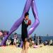 Un touriste chinois boit une noix de coco sur la plage de Dameisha proche de Shenzhen. Avec le niveau de vie qui augmente et les congs pays qui rallongent, les chinois commencent  profiter des loisirs qui leurs taient inconnu jusqu