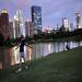 Une femme fait de la relaxation dans un parc  Shenzhen. 