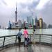 Des touristes regardent avec curiosit les gratte-ciel du nouveau district de Pudong  Shanghai.