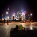 Un homme dort sur un banc public devant les lumires des gratte-ciel du nouveau district de Pudong  Shanghai