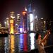 Une touriste chinoise se prend en photo devant les lumires des gratte-ciel du nouveau district de Pudong  Shanghai