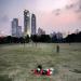 Un couple se repose dans un parc de Shenzhen pendant le crpuscule. Shenzhen est la ville qui a la plus grande expansion au monde depuis que Deng Xiaoping la dsigne comme tant l